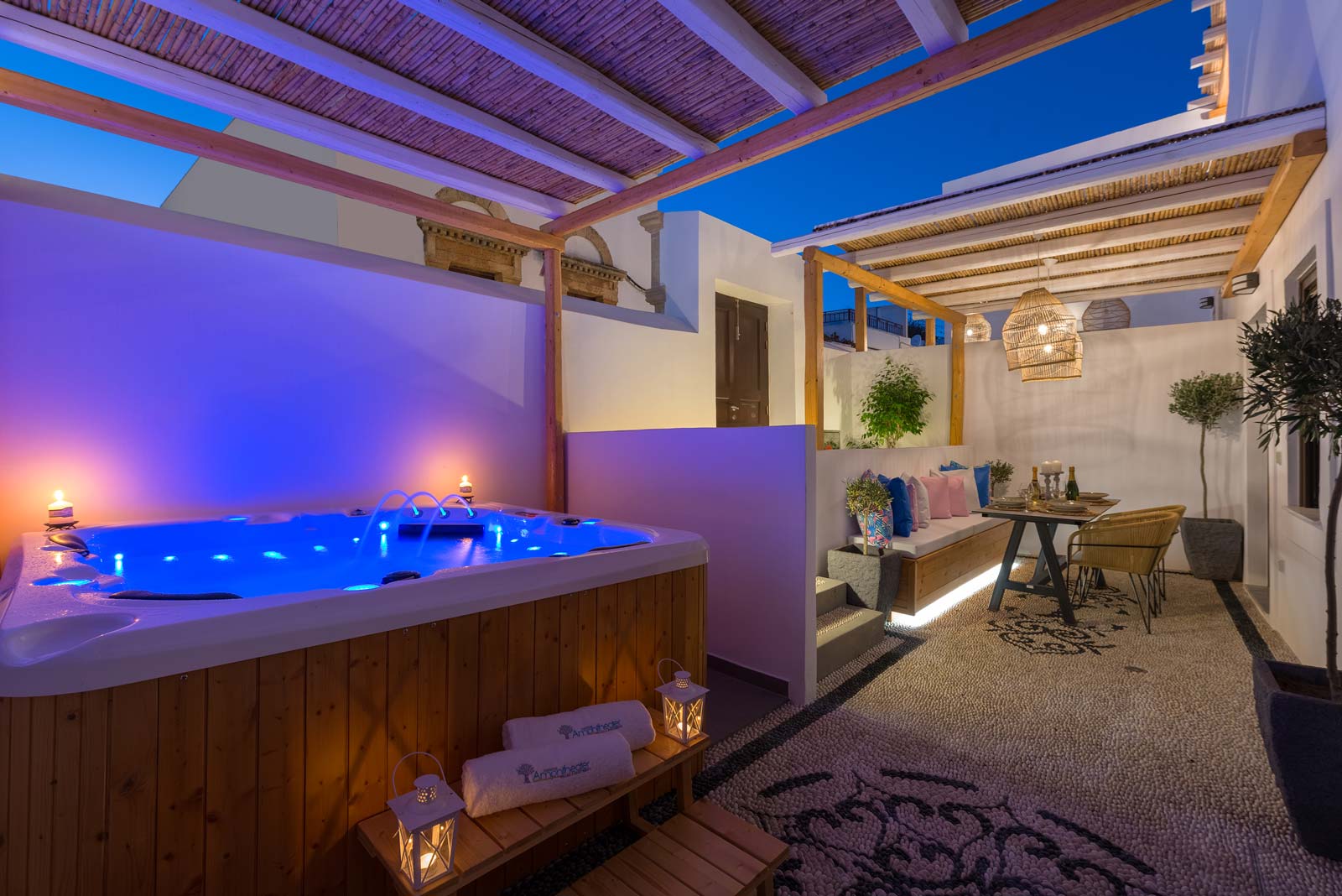 Villa Alkyoni - Courtyard with Jacuzzi at Night